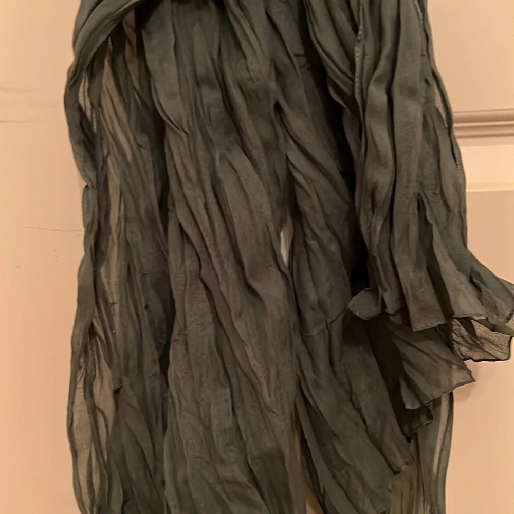 GAP olive green crinkle scarf - Picture 2 of 7